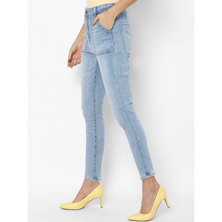 AMERICAN EAGLE OUTFITTERS