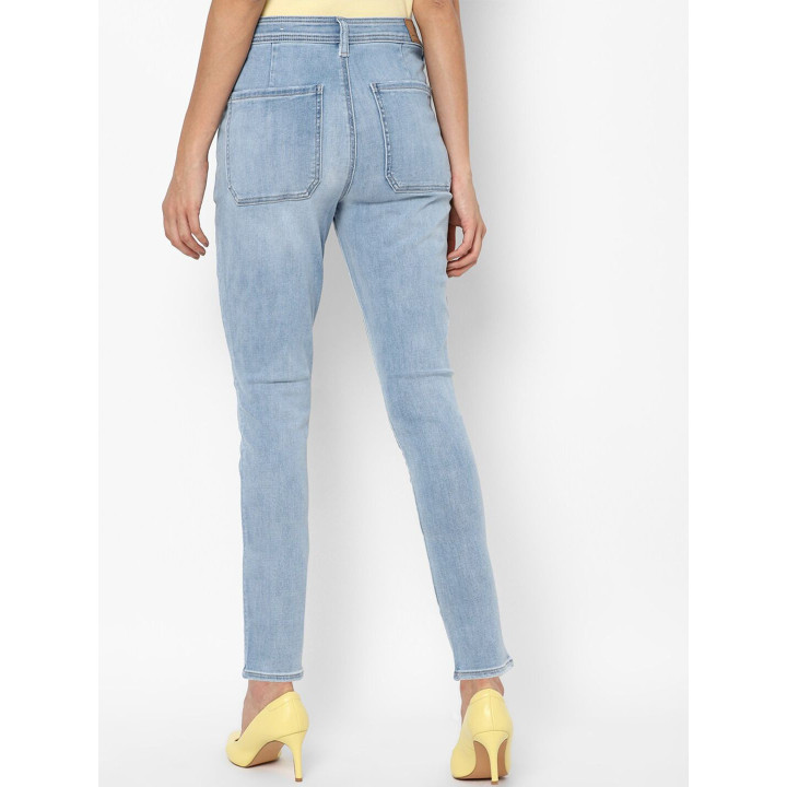 AMERICAN EAGLE OUTFITTERS