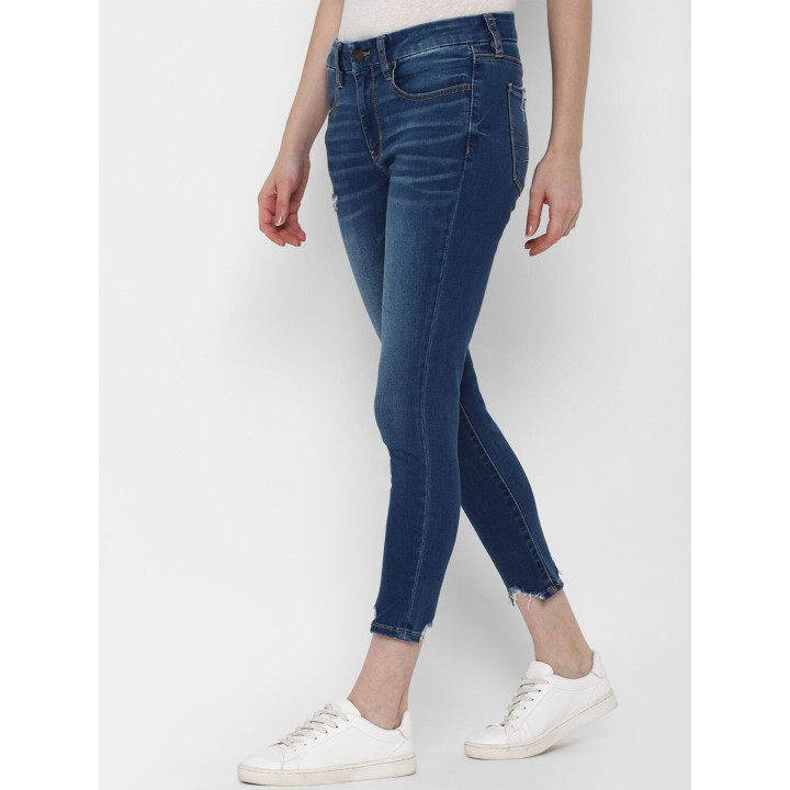 AMERICAN EAGLE OUTFITTERS